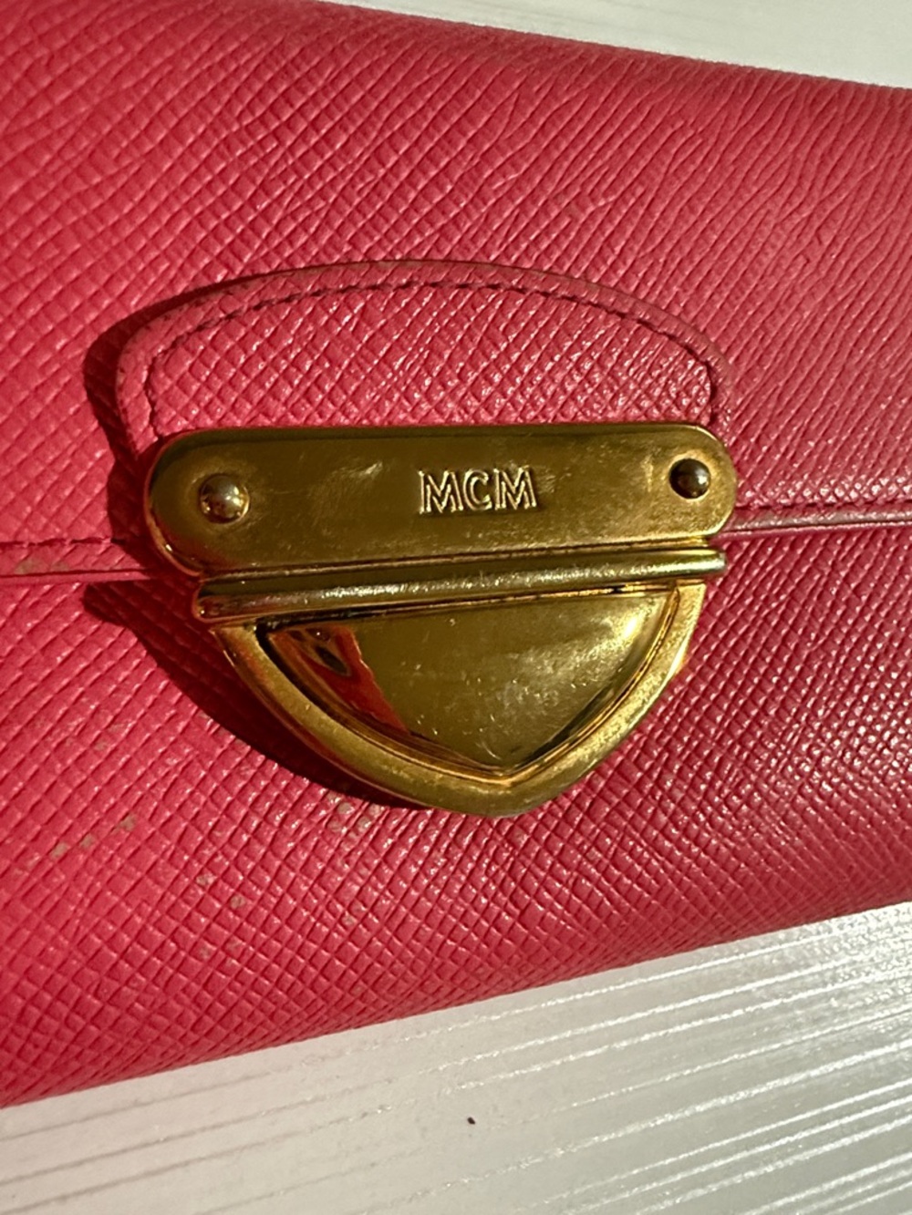MCM pink wallet has rubbing on corners - Picture 2 of 9